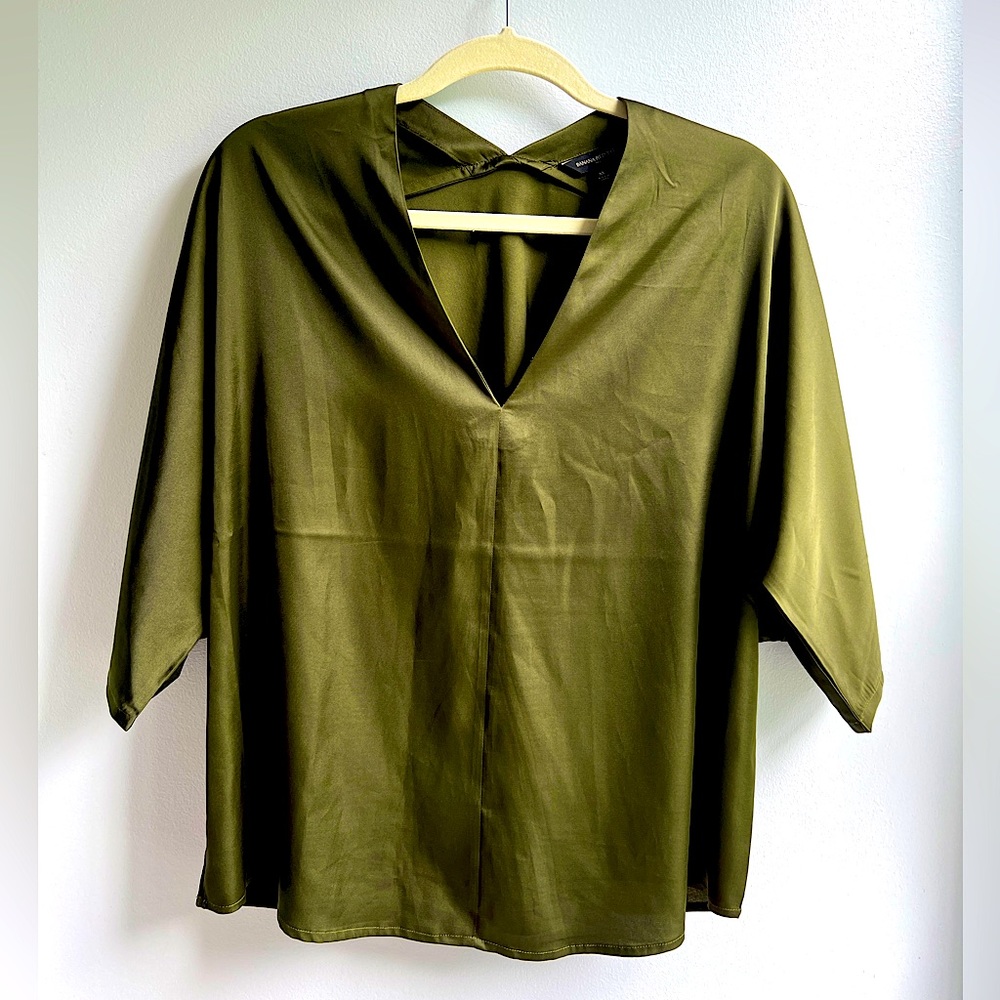Banana Republic Silky V-neck - Olive Green